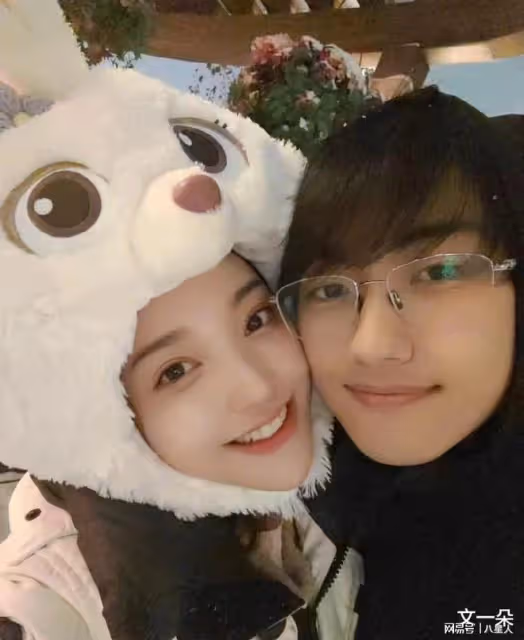 噁心至極!42歲金莎與小男友車內熱吻,靈魂相吸才能燃出愛的花火
