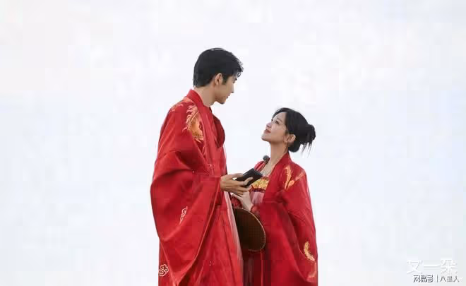 噁心至極!42歲金莎與小男友車內熱吻,靈魂相吸才能燃出愛的花火