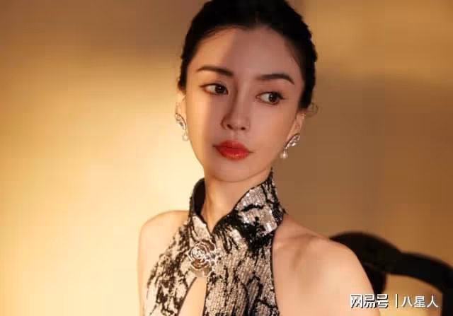 黃曉明後悔離婚?baby罕見出席活動,狀態依舊在線,身材纖細笑容甜