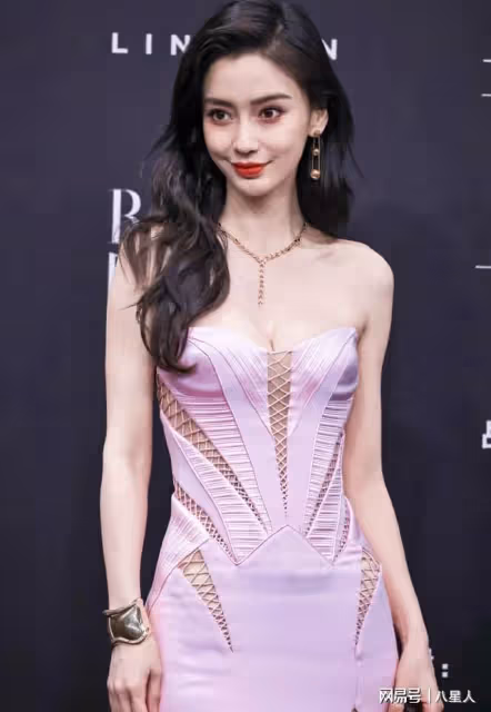 黃曉明後悔離婚?baby罕見出席活動,狀態依舊在線,身材纖細笑容甜