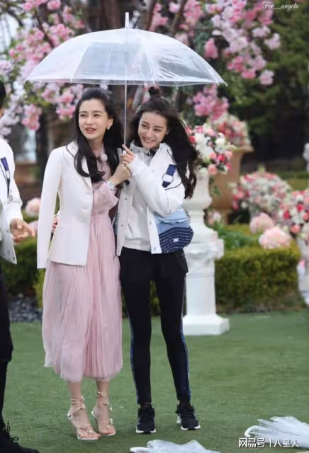 黃曉明後悔離婚?baby罕見出席活動,狀態依舊在線,身材纖細笑容甜