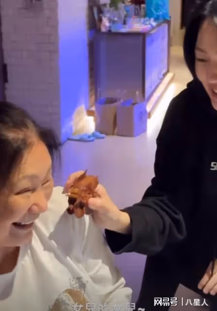 強顏歡笑！大S媽媽露面，大小S笑聲很爽朗，母女聚齊一家人好歡慶
