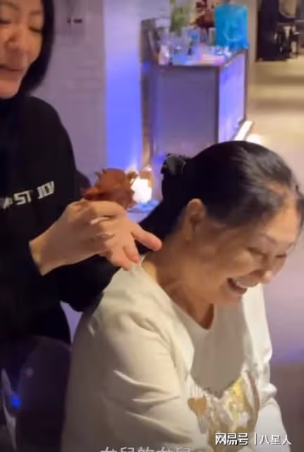 強顏歡笑！大S媽媽露面，大小S笑聲很爽朗，母女聚齊一家人好歡慶
