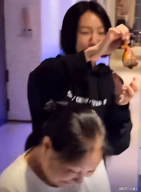 強顏歡笑！大S媽媽露面，大小S笑聲很爽朗，母女聚齊一家人好歡慶