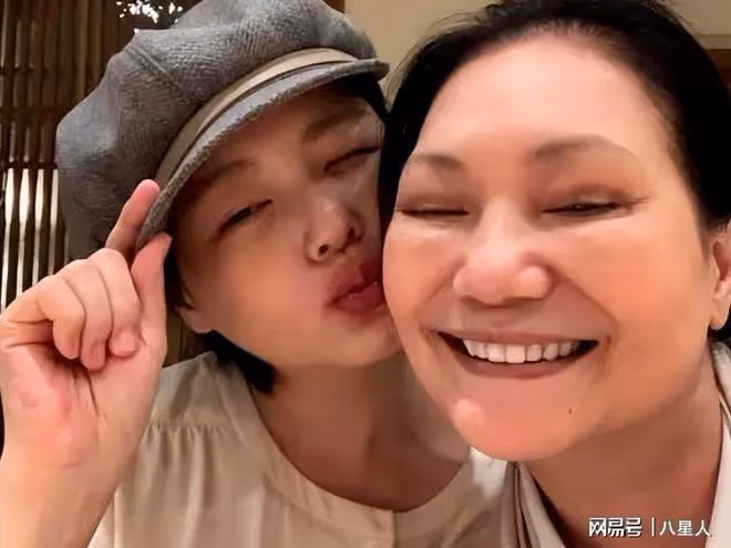 強顏歡笑！大S媽媽露面，大小S笑聲很爽朗，母女聚齊一家人好歡慶