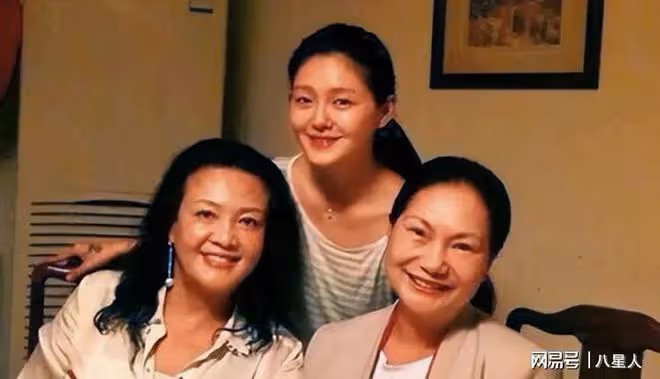 強顏歡笑！大S媽媽露面，大小S笑聲很爽朗，母女聚齊一家人好歡慶