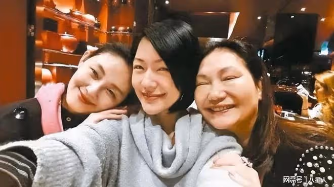 強顏歡笑！大S媽媽露面，大小S笑聲很爽朗，母女聚齊一家人好歡慶