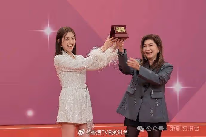 TVB美人氣獲頒「20年長期服務獎」!坦言內心仍是少女