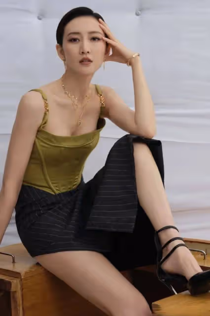王鷗寫真露出事業線和大美腿！不是豐乳肥臀也性感火辣