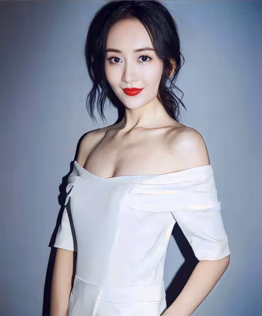 王鷗寫真露出事業線和大美腿！不是豐乳肥臀也性感火辣