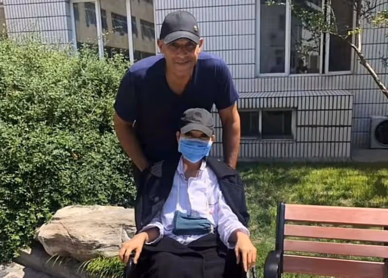 張咪第三次患癌術後照曝光,面容憔悴讓人心疼,外籍老公貼身照顧