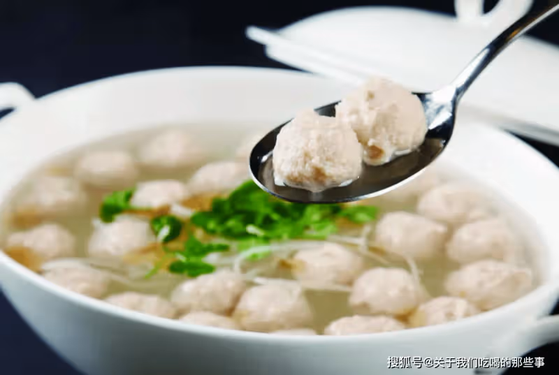 生汆丸子怎麼做才不散?牢記3個竅門,丸子Q彈香嫩,飽滿多汁