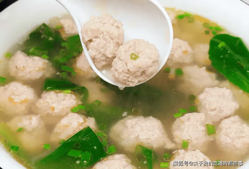 生汆丸子怎麼做才不散?牢記3個竅門,丸子Q彈香嫩,飽滿多汁