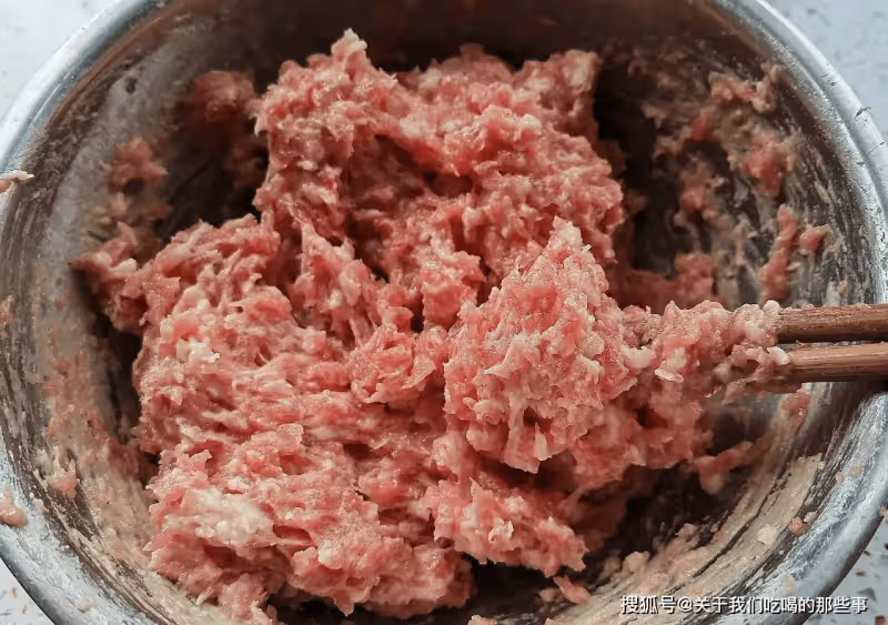 生汆丸子怎麼做才不散?牢記3個竅門,丸子Q彈香嫩,飽滿多汁