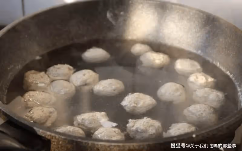 生汆丸子怎麼做才不散?牢記3個竅門,丸子Q彈香嫩,飽滿多汁