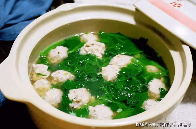 生汆丸子怎麼做才不散?牢記3個竅門,丸子Q彈香嫩,飽滿多汁