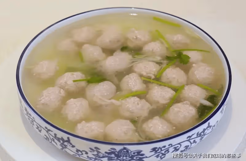 生汆丸子怎麼做才不散?牢記3個竅門,丸子Q彈香嫩,飽滿多汁
