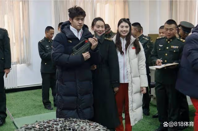 全面!潘展樂和李越宏射擊比拼打成平局,樂樂端模擬步槍捨不得撒手