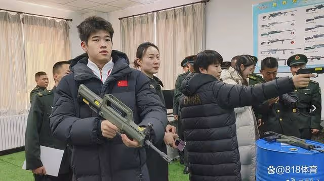 全面!潘展樂和李越宏射擊比拼打成平局,樂樂端模擬步槍捨不得撒手