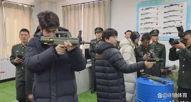 全面!潘展樂和李越宏射擊比拼打成平局,樂樂端模擬步槍捨不得撒手