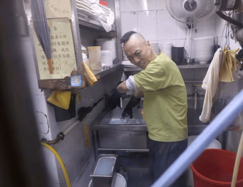 TVB知名綠葉落魄到餐廳打工?罕見上內地熱搜!回應稱不偷不搶!