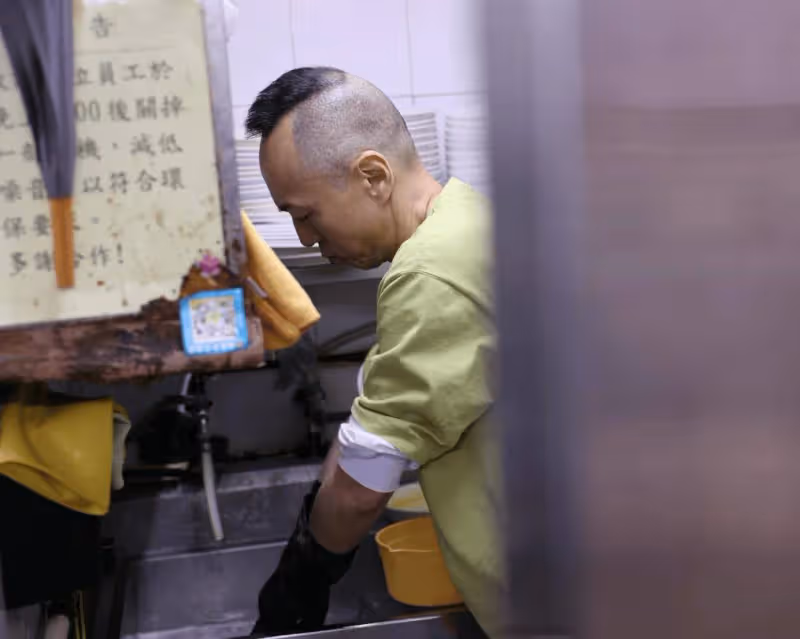TVB知名綠葉落魄到餐廳打工?罕見上內地熱搜!回應稱不偷不搶!
