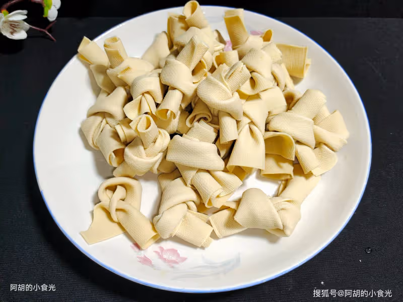 冬天這菜該使勁吃,比吃大魚大肉強!熱乎乎地燉一鍋,軟嫩透了、無敵的開胃,吃完從頭暖到腳