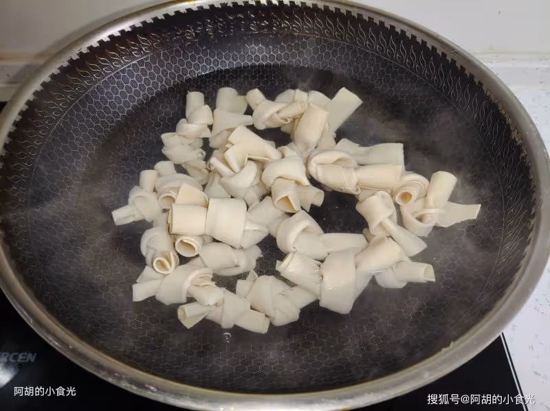 冬天這菜該使勁吃,比吃大魚大肉強!熱乎乎地燉一鍋,軟嫩透了、無敵的開胃,吃完從頭暖到腳