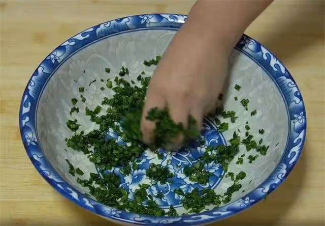 麵條試試這樣吃,不用擀麵筷子一攪,面丁變麵條,比手擀麵還勁道