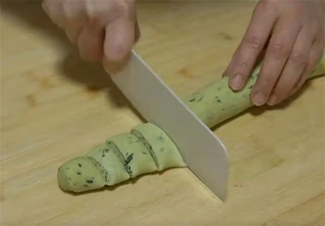 麵條試試這樣吃,不用擀麵筷子一攪,面丁變麵條,比手擀麵還勁道