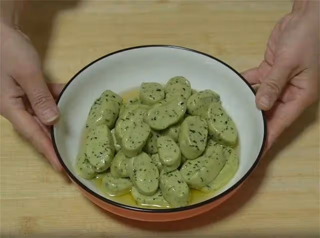 麵條試試這樣吃,不用擀麵筷子一攪,面丁變麵條,比手擀麵還勁道