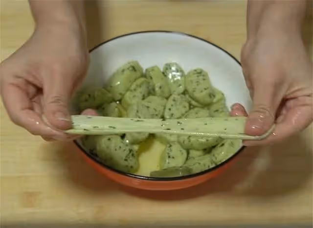 麵條試試這樣吃，不用擀麵筷子一攪，面丁變麵條，比手擀麵還勁道