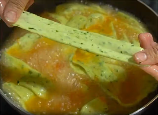 麵條試試這樣吃，不用擀麵筷子一攪，面丁變麵條，比手擀麵還勁道
