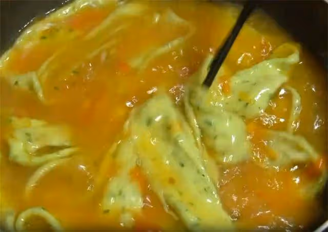 麵條試試這樣吃，不用擀麵筷子一攪，面丁變麵條，比手擀麵還勁道