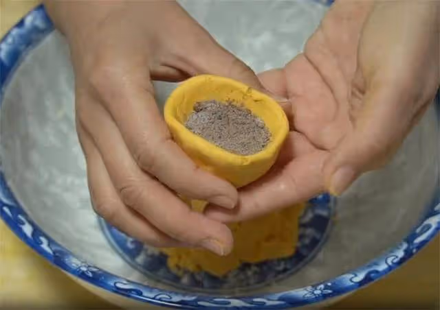 南瓜糖餅這樣做才好吃,不加水不用麵粉,外酥里糯,一頓6個不夠