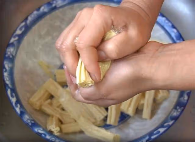 燒腐竹想要好吃,從挑選到浸泡都很重要,筋道又入味,沒肉也很香