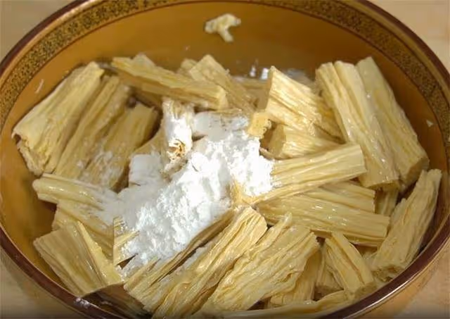 燒腐竹想要好吃,從挑選到浸泡都很重要,筋道又入味,沒肉也很香