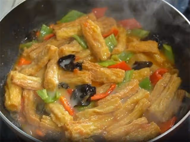 燒腐竹想要好吃,從挑選到浸泡都很重要,筋道又入味,沒肉也很香