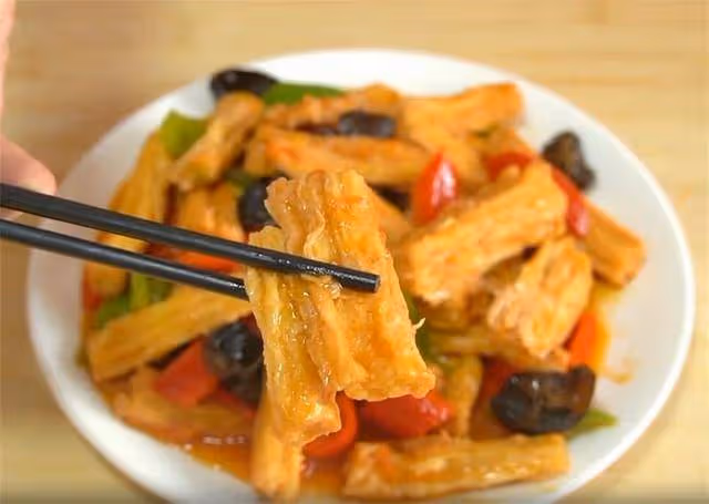 燒腐竹想要好吃,從挑選到浸泡都很重要,筋道又入味,沒肉也很香
