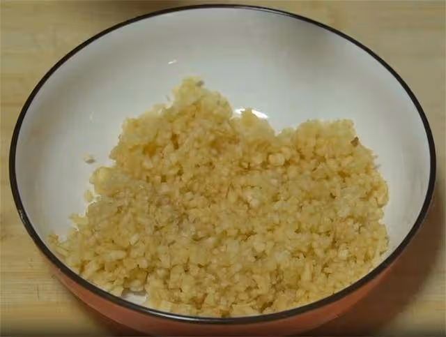 蘋果還在啃著吃?加一碗糯米麵,香甜又軟糯,做成小吃真解饞