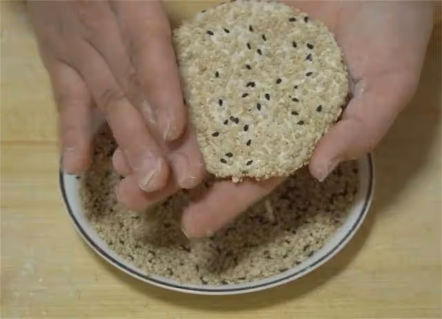蘋果還在啃著吃?加一碗糯米麵,香甜又軟糯,做成小吃真解饞