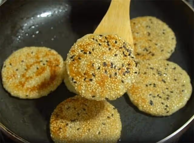 蘋果還在啃著吃?加一碗糯米麵,香甜又軟糯,做成小吃真解饞