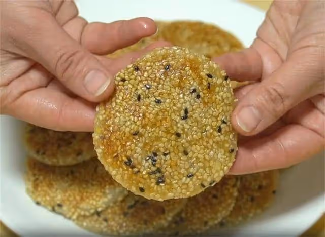 蘋果還在啃著吃?加一碗糯米麵,香甜又軟糯,做成小吃真解饞