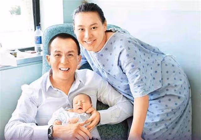 新歡？梁洛施被曝與異性互動親密，為李澤楷未婚誕三子做單親媽媽