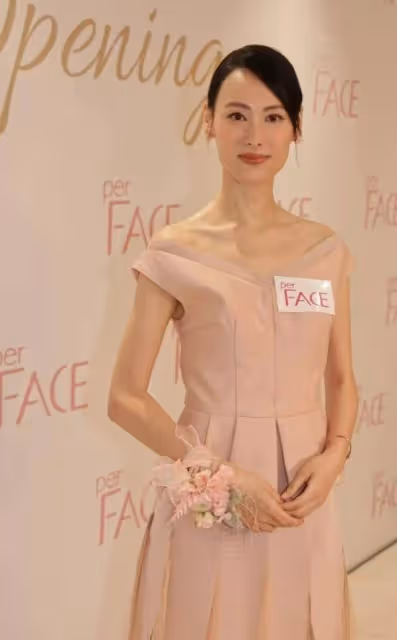 新歡？梁洛施被曝與異性互動親密，為李澤楷未婚誕三子做單親媽媽