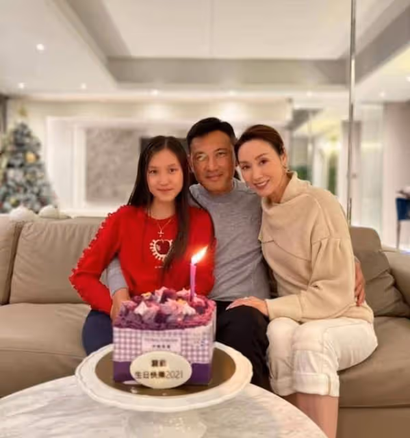 息影多年！郭可盈罕有內地登台更露事業線，網友：少奶奶也缺錢嗎