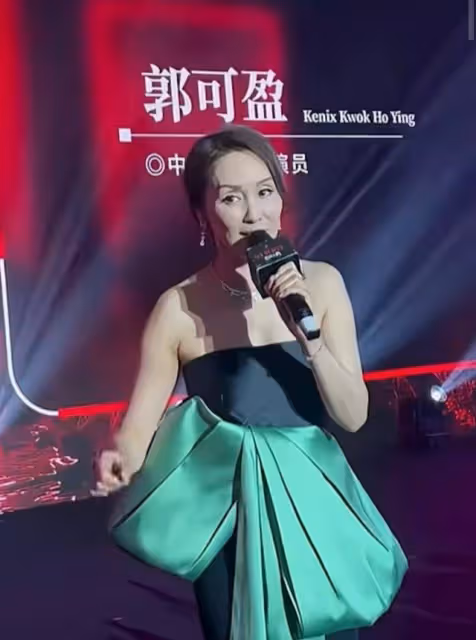 息影多年！郭可盈罕有內地登台更露事業線，網友：少奶奶也缺錢嗎
