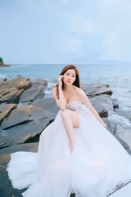 TVB花旦陳自瑤大曬性感美照，少女感十足，喊話王浩信回港陪女兒