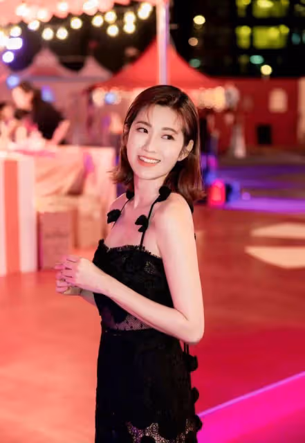 TVB花旦陳自瑤大曬性感美照，少女感十足，喊話王浩信回港陪女兒