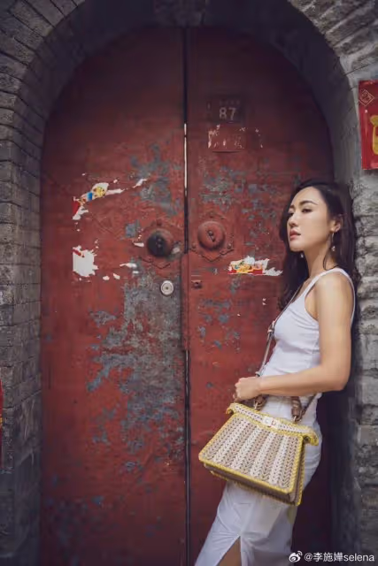 TVB前當家花旦曬近況！與母親罕見同框，兩母女一部位太相似